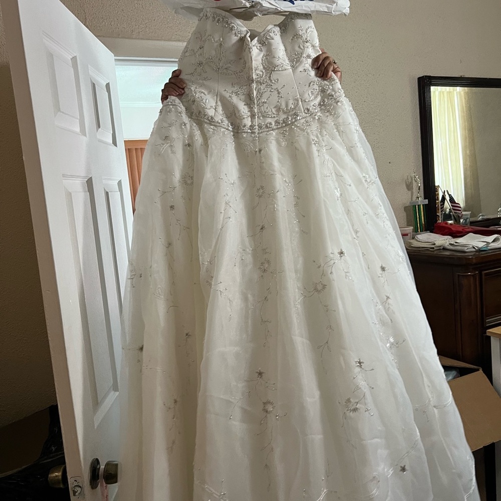 Wedding dress - Picture 2 of 3